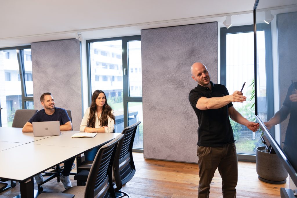 Beratungsszene im Besprechungsraum bei der Social Media Agentur SAMSMEDIA